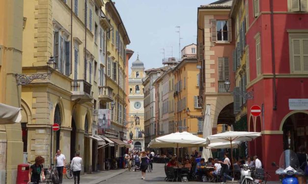 La città-ristorante dove chiudono i negozi storici